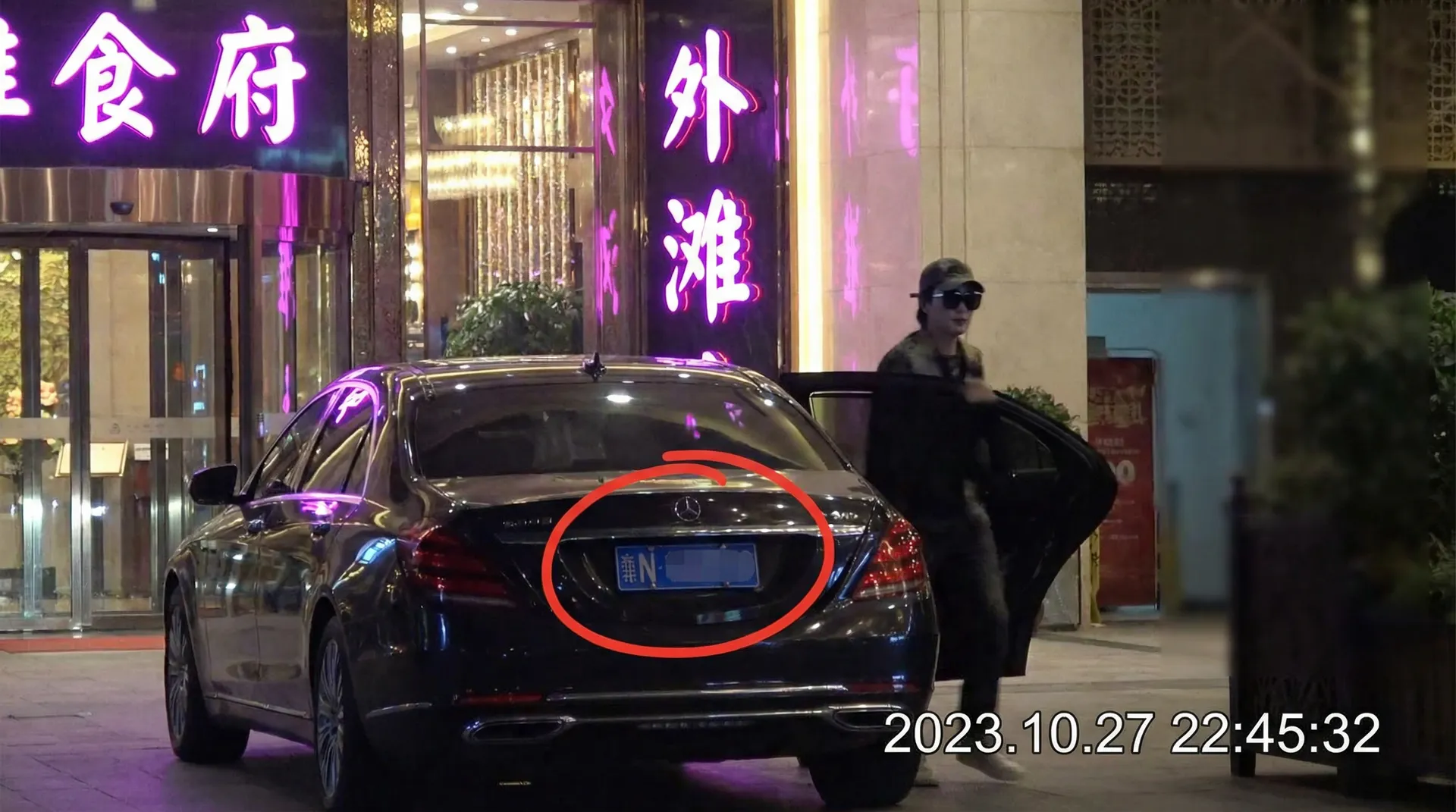 【情侣视频】在线播放|高清资源-情侣视频官方平台 - 豪车餐厅外偷拍